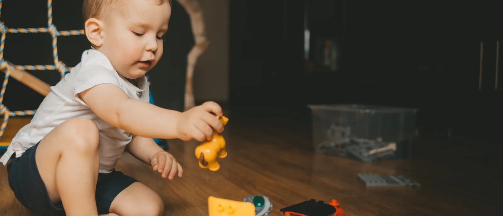 Kleiner Junge spielt mit einer Lego Duplo Eisenbahn