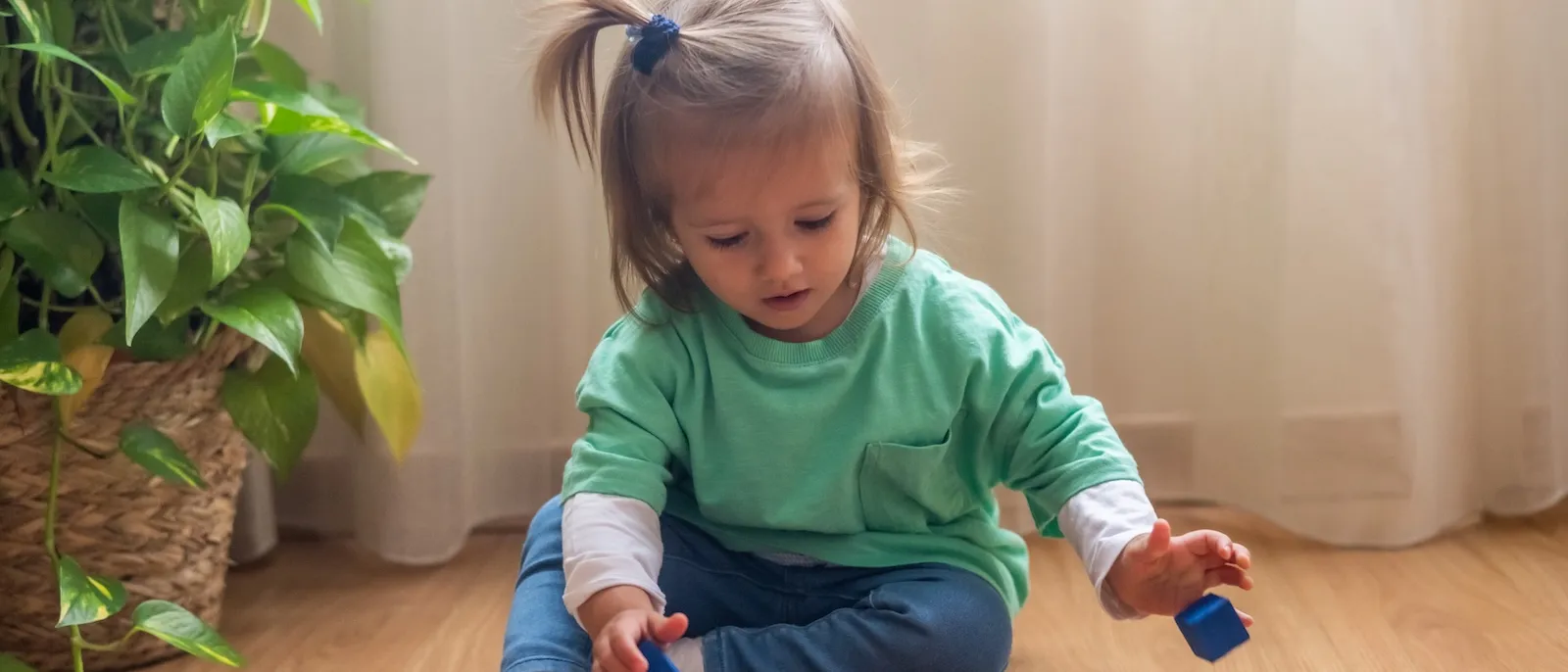 Kleines Mädchen spielt mit Bausteinen