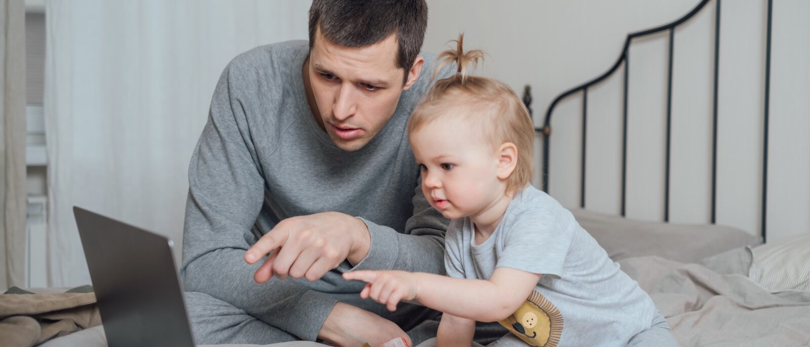 Vater zeigt seinem Kind am PC einen Welt-ETF