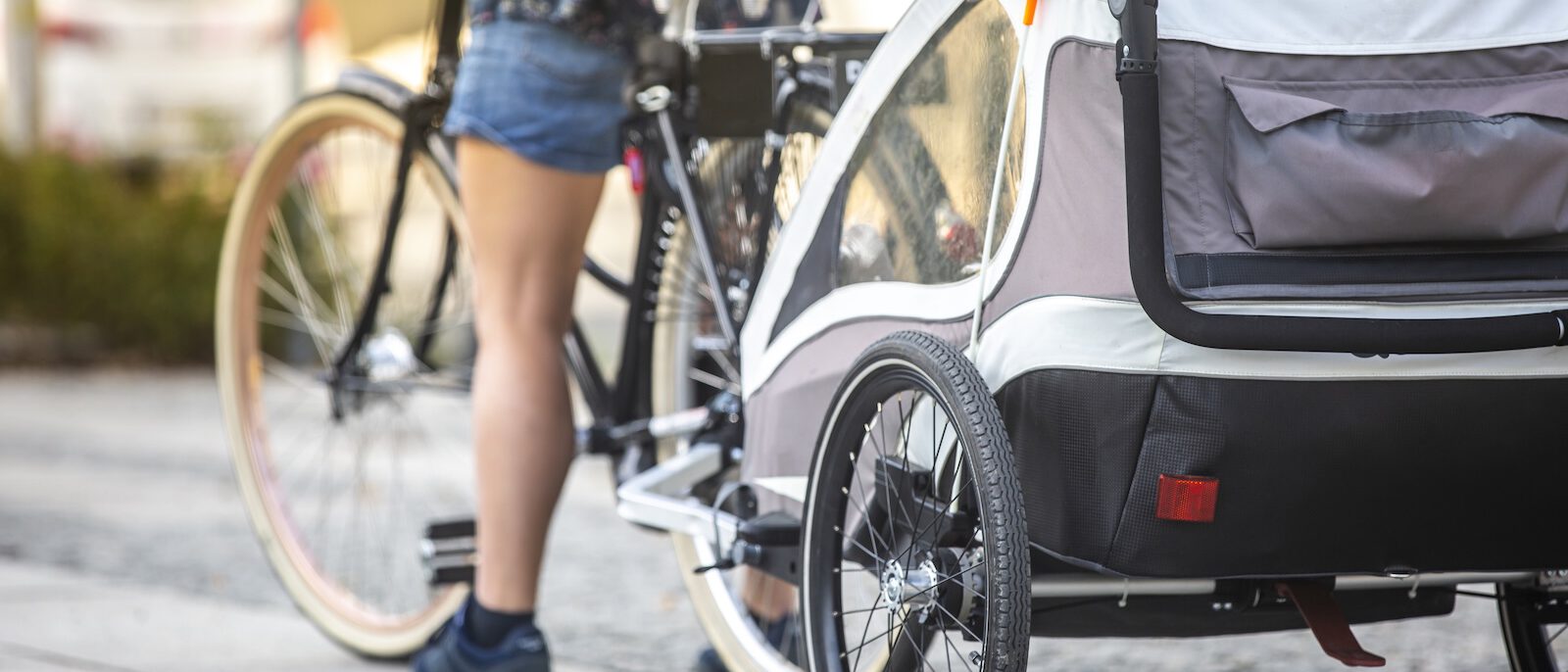 Fahrradanhänger für Kinder am Fahrrad montiert